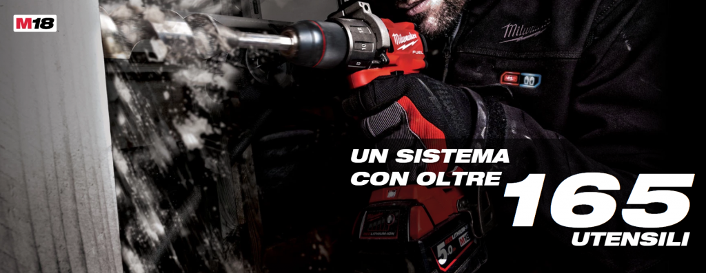 essezeta servizi Un uomo utilizza un trapano a batteria per lavorare su un muro, dimostrando la rivoluzione nelle tecniche di costruzione.